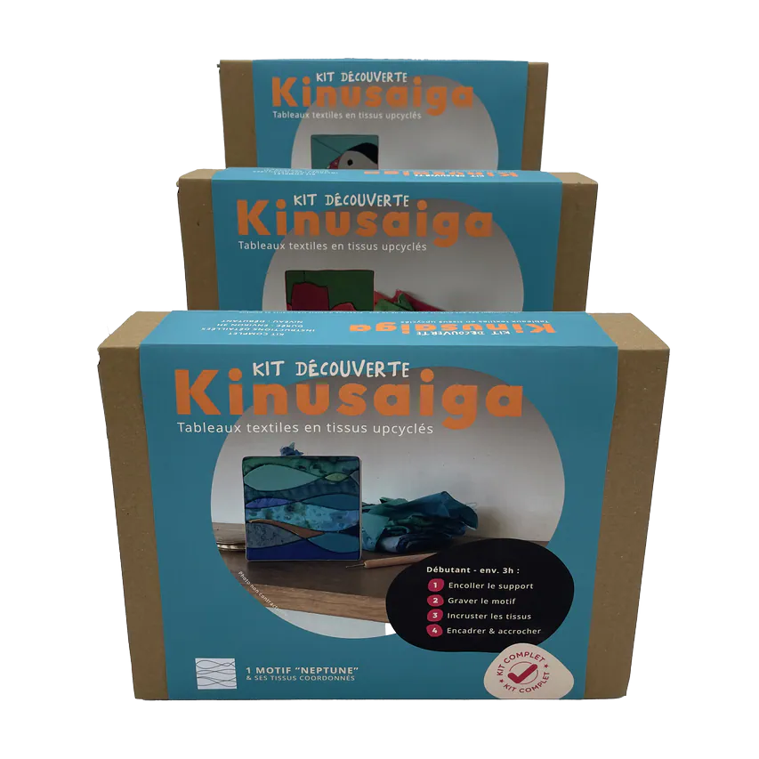 Trois boîtes du Kit Découverte Kinusaiga empilées