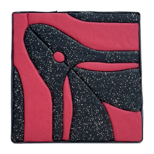 Tableau textile Kinusaiga de 10 × 10 cm : un clitoris stylisé en toile noire pailletée, sur fond de popeline rose fuchsia