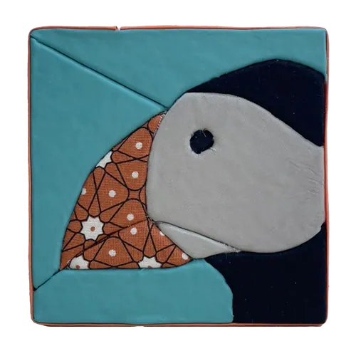 Tableau textile Kinusaiga de 10 × 10 cm : une tête de macareux de profil, bec en cretonne orange à motif géométrique, sur fond turquoise