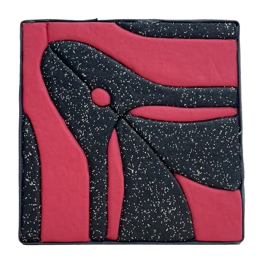 Tableau textile Kinusaiga de 10 × 10 cm représentant un clitoris stylisé en toile noire pailletée, sur fond de popeline rose fuchsia, en formes courbes très graphiques.