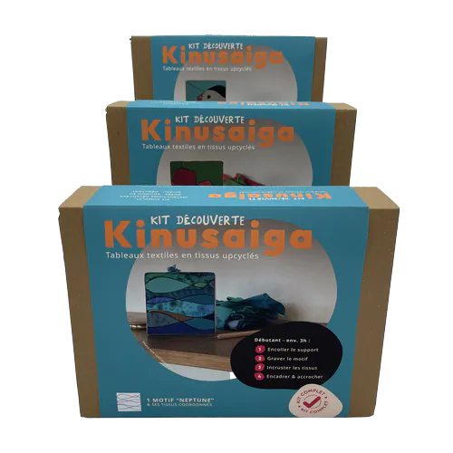 Le contenu de la boîte du Kit DIY Découverte Kinusaiga : son support, ses adhésifs, son dos cartonné, ses outils, son motif et son lot de chutes de tissus colorées.